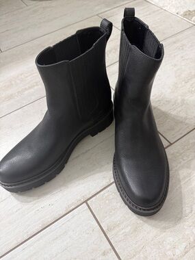 Nordstrom water repellent leather ladies 
Boots .. size 9.5M